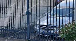 Il carro funebre arriva al cimitero ma trova il cancello chiuso
