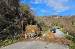 Un masso cade e blocca la strada provinciale 