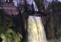 La cascata si tinge di giallo per Papa Francesco
