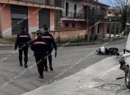 Incidente tra uno scooter e un furgone: ferito gravemente un uomo 