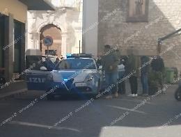 Si rifiutano di mostrare i documenti: portati in commissariato