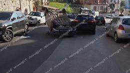 Auto si ribalta in viale Napoli. Paura per il conducente