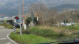 La sbarra del passaggio a livello si apre a metà e le auto rimangono bloccate