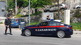 Si scaglia contro i carabinieri e li aggredisce con una roncola: arrestato