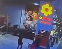 Auto fuori controllo si schianta contro la pensilina dei carrelli: momenti di paura in un supermercato