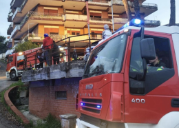 Incendio in una palazzina di via Cosenza, tre donne in ospedale