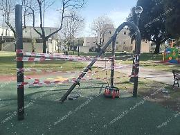 Atto vandalico al parco Santa Chiara: danneggiata un'altalena