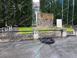 Vandali in azione al monumento dei tre martiri toscani. Incendiata una corona d'alloro 