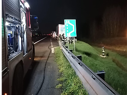 Fuoriuscita di gas GNL da un camion sull'A1, bonifica in corso  