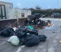Nuova discarica a cielo aperto davanti l'ecocentro di Santa Rosalia