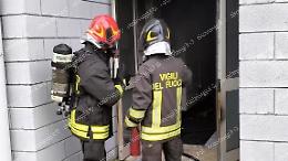 Incendio al palazzetto dello sport. Manifestazione sospesa