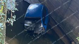 Finiscono con la Minicar nel fossato. Paura per due giovani studenti 