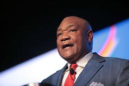 Addio a George Foreman, il più vecchio campione del mondo della storia dei pesi massimi