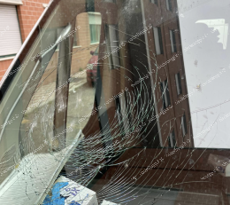 Lancia un mattone sul parabrezza di un'ambulanza. Indagini in corso