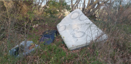 Discarica abusiva in via Cassiopea sull'itinerario della via Francigena