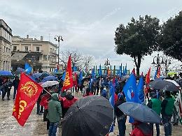 Metalmeccanici in prefettura per chiedere il rinnovo del contratto nazionale