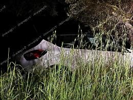 Esce fuori strada con l'auto, paura per una donna 