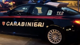 Li chiudono nella stanza a chiave e li derubano