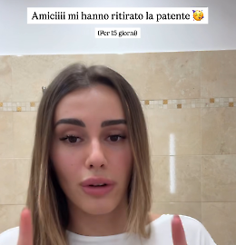 Influencer beccata col telefono alla guida. Le ritirano la patente e lei polemizza sui social 