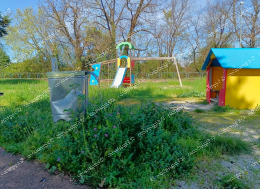 Giardini pubblici e strade: «Tutti lasciati nell’incuria»