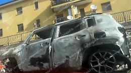 Auto in fiamme. Vigili del fuoco al lavoro per domare le fiamme