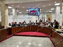 Il bilancio passa con 17 voti favorevoli. Duro attacco di "Forza Italia"