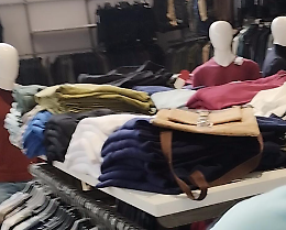 Rubano un borsello e riconsegnano i soldi ai poliziotti. Servivano per curare una bambina