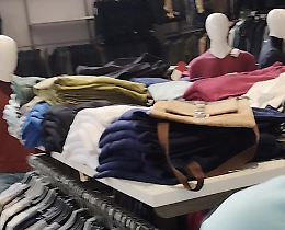 Gli rubano il borsello mentre misura un paio di pantaloni. All'interno c'erano 7.500 euro per le cure della figlioletta malata
