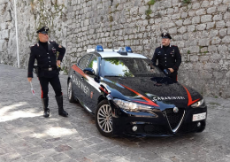 Si aggira con fare sospetto: i carabinieri lo fermano e trovano la droga