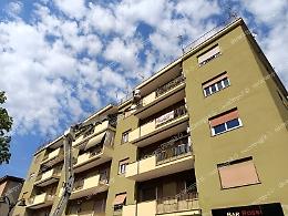 Dimentica le chiavi ed entra dal balcone... con la gru!