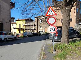 Motociclista cade a terra, proteste dei residenti