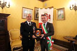 Antonio Gravina, dalla Marina alla pensione. E il sindaco lo premia