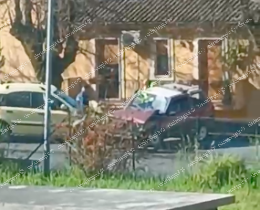 Scontro frontale tra due auto: ferito un uomo 