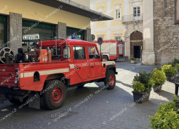 Operazione in corso in pieno centro. Blitz di carabinieri e polizia di Stato 