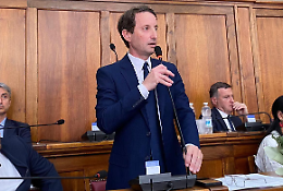 Malata di cancro, viene messa in ferie forzate