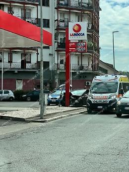Finisce con l’auto contro il palo del distributore di carburante, sul posto ambulanza e polizia