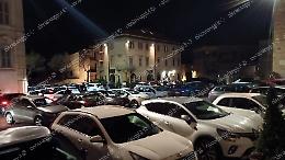Parcheggio selvaggio, niente multe e caos quotidiano