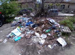 Un parcheggio tra i rifiuti 