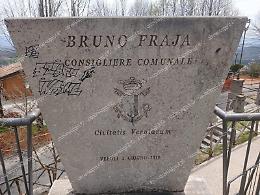 Imbrattata la stele commemorativa dedicata al consigliere comunale Bruno Fraja