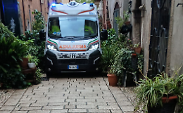 Malore nel centro storico, l'ambulanza resta bloccata tra vasi e piante