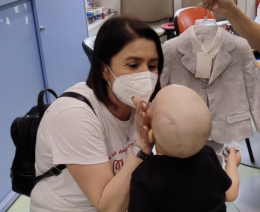 "Sara, un angelo con la bandana". Uova e sorrisi per i bambini in ospedale