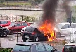 Auto in fiamme in Piazzale Europa: arrivano i vigili del fuoco