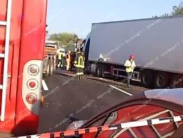 Tir di traverso sull’A1. Gasolio sulla carreggiata 