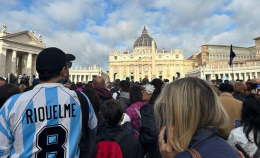 L'abbraccio dei fedeli. Il mondo si ferma