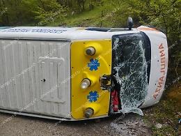 Si ribalta un'ambulanza: paura durante manifestazione sui sentieri dei ponti romani