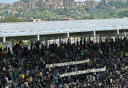«Hai amato tutti senza distinzioni»: lo striscione della Nord per Papa Francesco