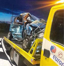 Incidente mortale sull'A1, scontro tra auto, tir e pullman