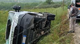 Autocompattatore esce fuori strada e si ribalta: ferito l'autista 