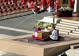 Addio a Papa Francesco. Piazza San Pietro gremita di gente