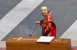 Addio a Bergoglio. Un lungo abbraccio: «Grazie Francesco»